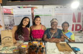 Estudantes da LEDOC/PROETNOS comercializam produtos do babaçu na 4ª Feira Nordestina da Agricultura Familiar